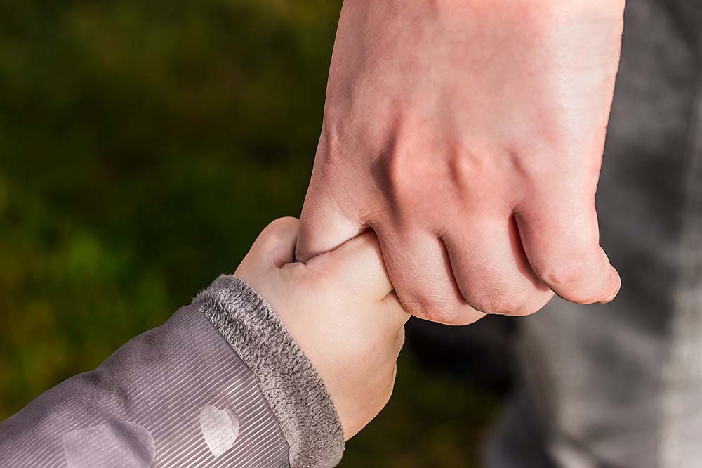 Hand von Kind und Erwachsenem